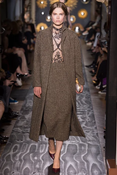 Look 15
